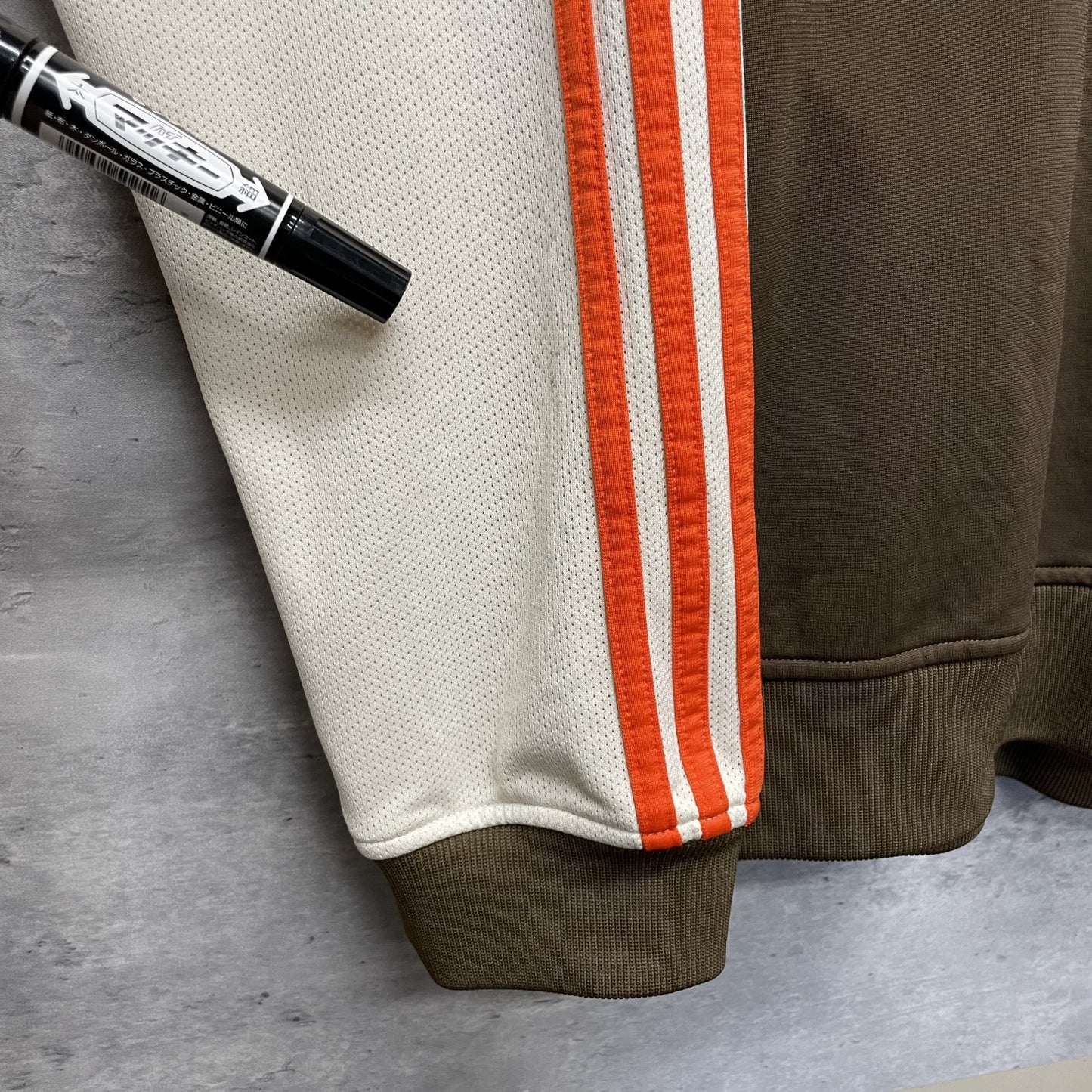 00s vintage 古着　ビンテージ　アディダス　adidas トラックジャケット　胸元ロゴ　ストリート　スポーツ