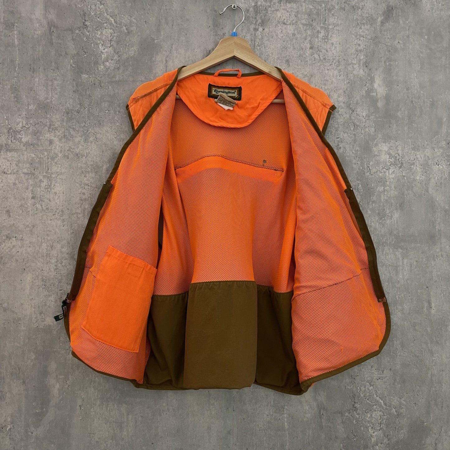 00s vintage 古着　ビンテージ　Remington ベスト アウトドア　バックポケット　オレンジ　メッシュ　